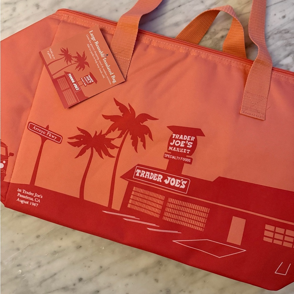 TRADER JOE’S LARGE REUSABLE INSULATED TOTE BAG IN PRETTY PEACH